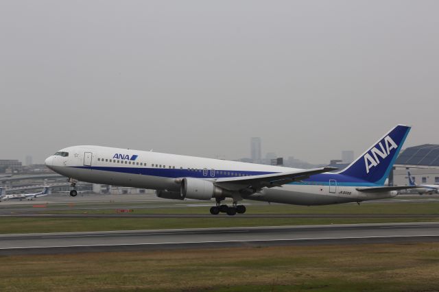 BOEING 767-300 (JA8568)