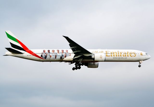 BOEING 777-300 (A6-EQD)