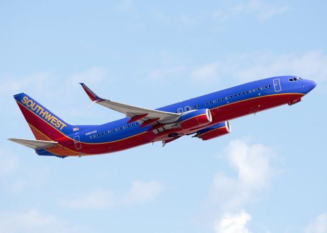 Boeing 737-800 (N8640D)