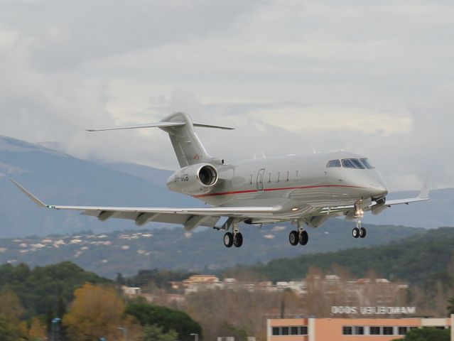 Canadair Challenger 350 (9H-VCB) - SHORT FINAL "17" CANNES FRANCE 12.03.14