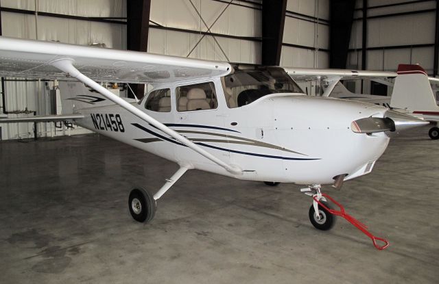 Cessna Skyhawk (N21458) - Great airport - friendly people!