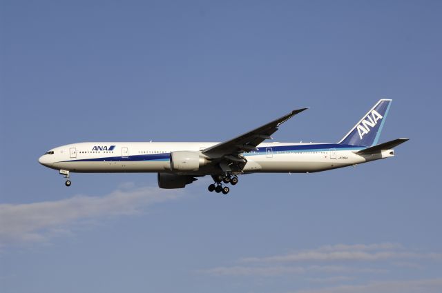 BOEING 777-300 (JA785A) - Final Approach to NRT Airport R/W34L on 2012/01/02