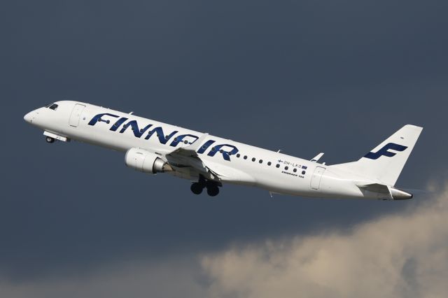 Embraer ERJ-190 (OH-LKO) - FIN934 cleaning up after departure to Helsinki