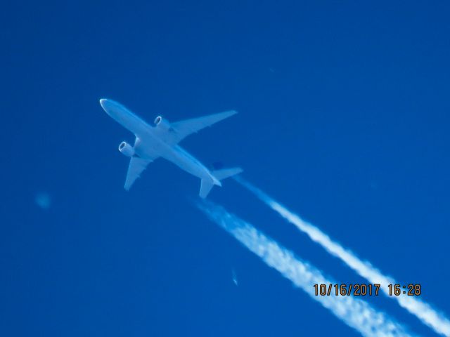 Boeing 777-200 (N27015)