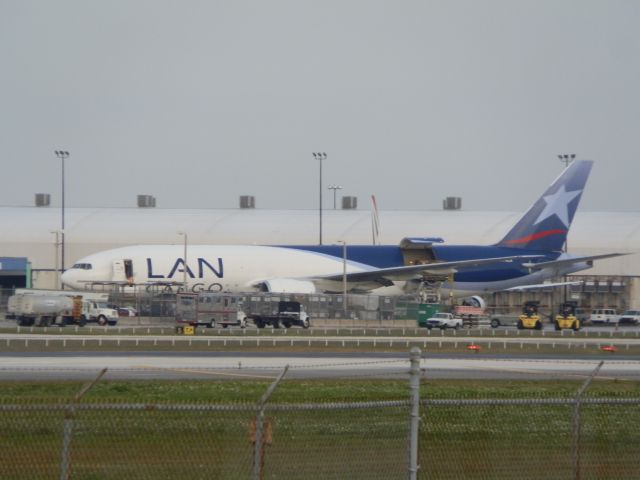 BOEING 777-200LR (N774LA) - Loading and fueling!