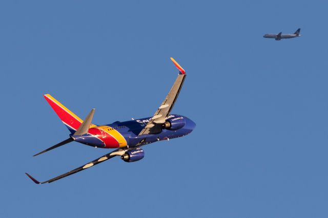 Boeing 737-700 (N435WN) - SWA 737 maneuvering to intercept the United Airbus ahead of it...