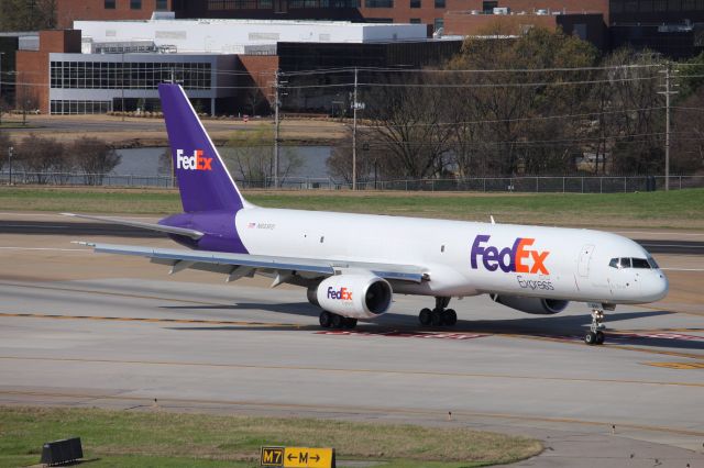 Boeing 757-200 (N933FD)