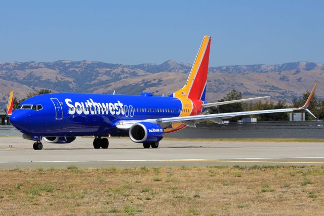 Boeing 737-800 (N8670A)