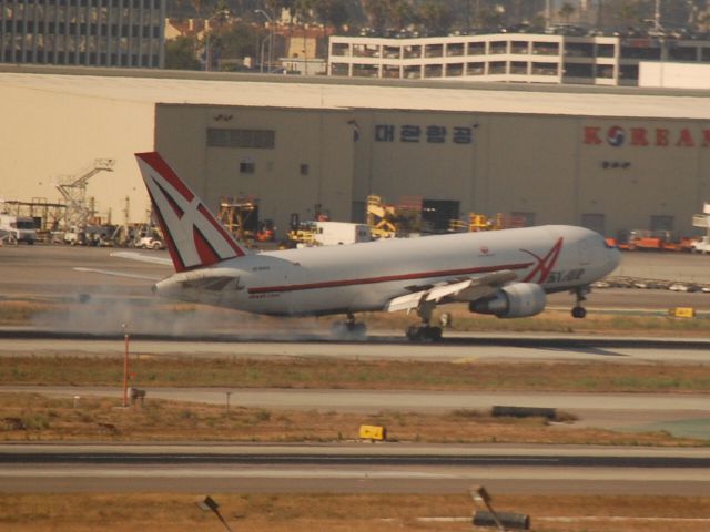 BOEING 767-200 (N745AX)