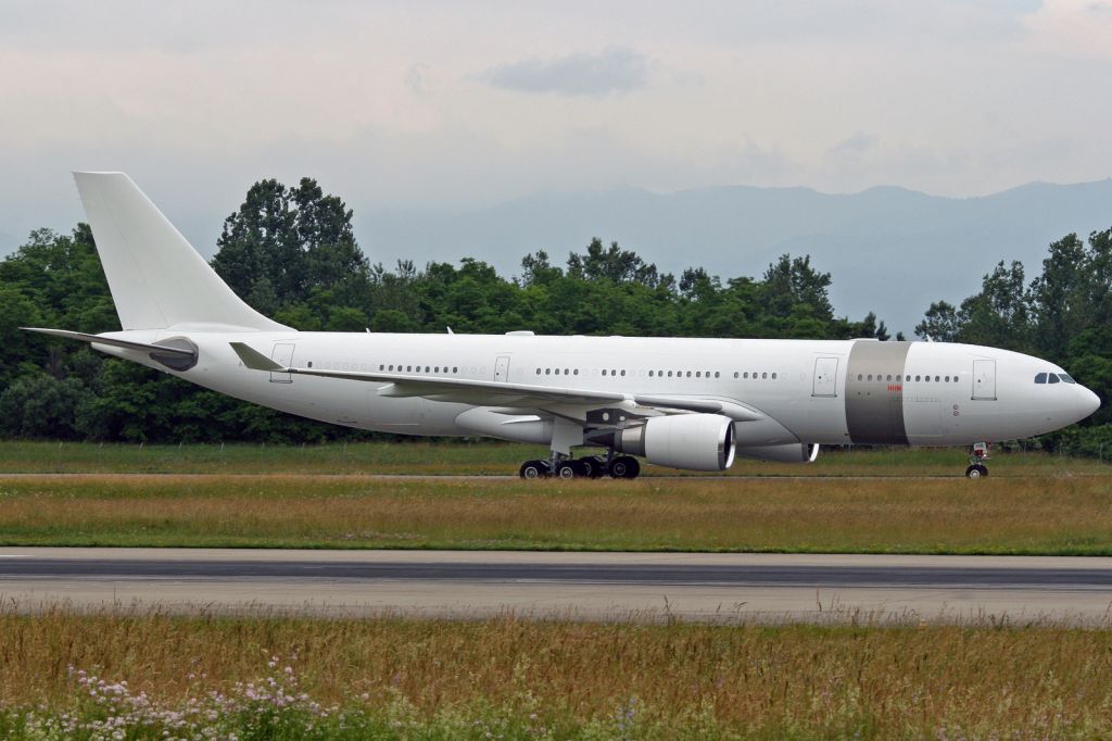Airbus A330-200 (A7-HHM)