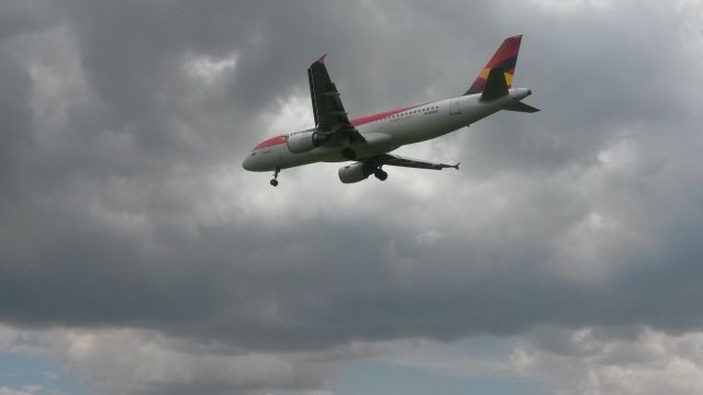 Airbus A320 (N789AV)