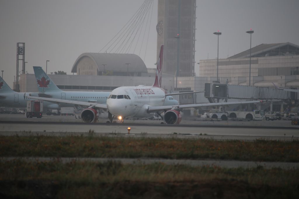 Airbus A319 (N528VA) - LINING UP