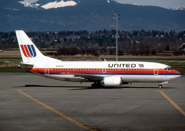 BOEING 737-300 (N345UA) - United Airlines Boeing 737-322 N345UA at Vancouver Airport on 6th April 1990.