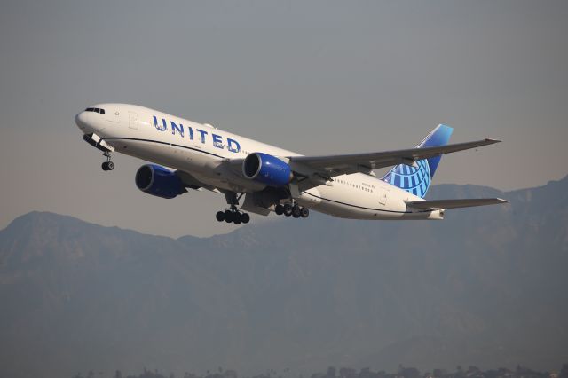 Boeing 777-200 (N783UA)