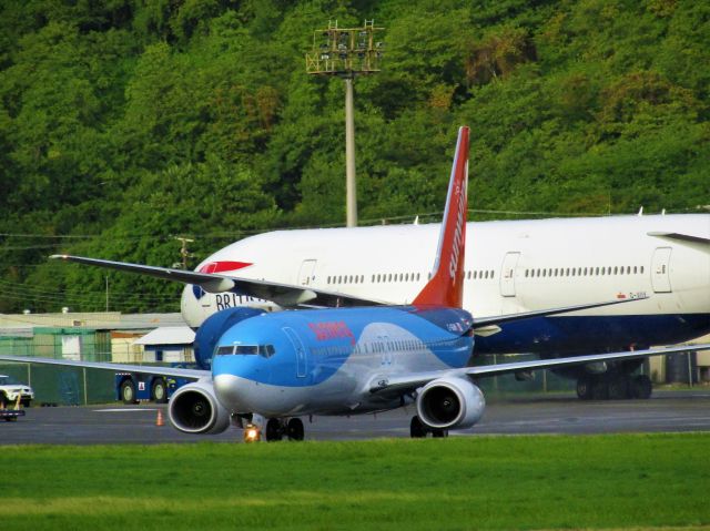 Boeing 737-800 (C-GQWM)