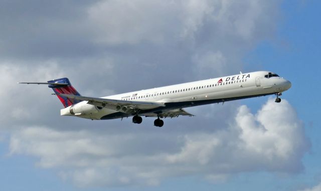 McDonnell Douglas MD-80 (N948DN) - On short final for Rwy 09.