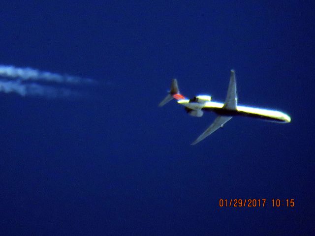McDonnell Douglas MD-90 (N906DA)