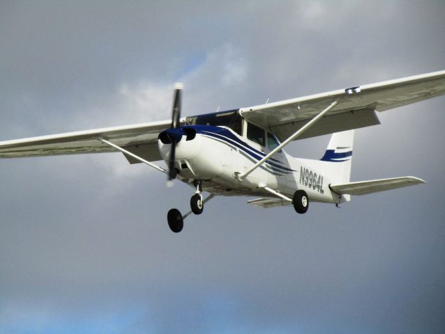 Cessna Skyhawk (N9964L) - Landing RWY 24