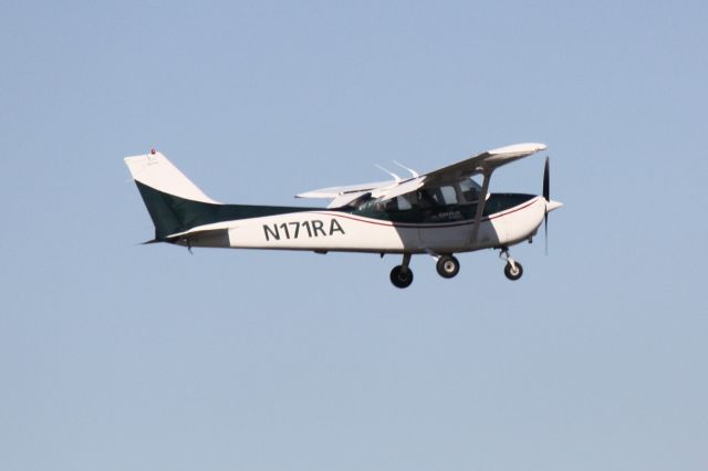 Cessna Skyhawk (N171RA) - Cessna Skyhawk (N171RA) on approach to Runway 4 at Sarasota-Bradenton International Airport