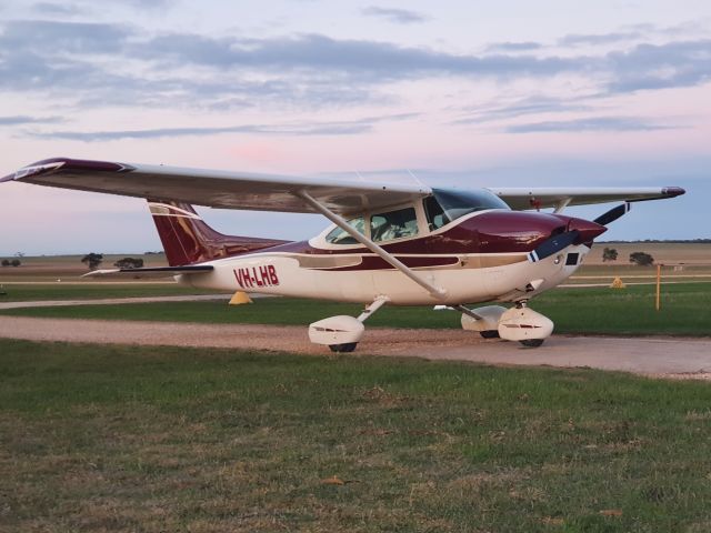 Cessna Skylane (VH-LHB)