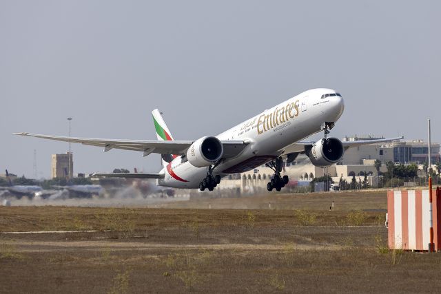 BOEING 777-300 (A6-ENO)