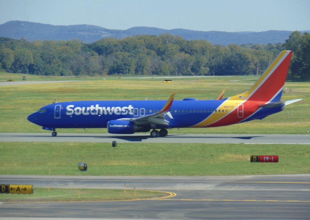 Boeing 737-700 (N8671D)
