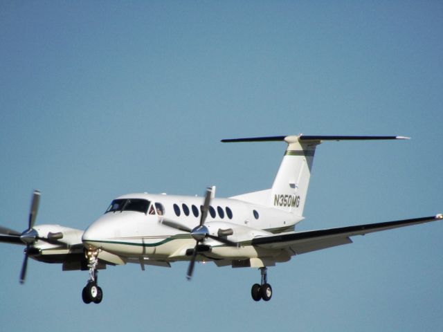 Beechcraft Super King Air 350 (N350MG) - Landing RWY 30