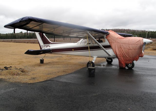 Cessna Skyhawk (C-FGPG) - Canadian winter cover.