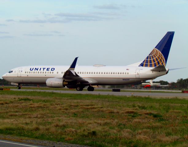Boeing 737-800 (N16217)