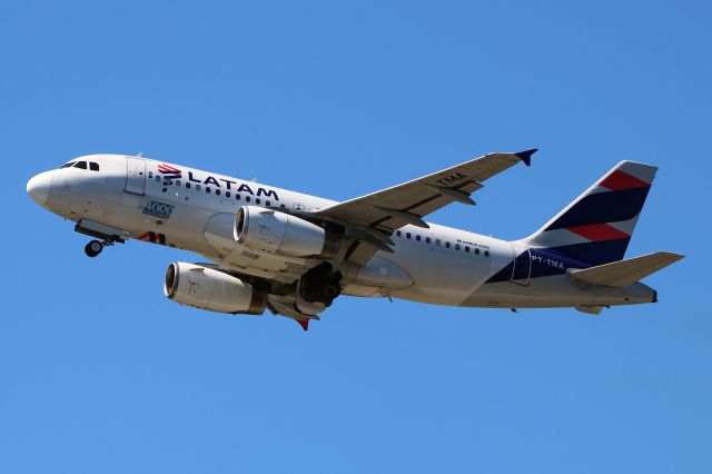 Airbus A319 (PT-TMA)