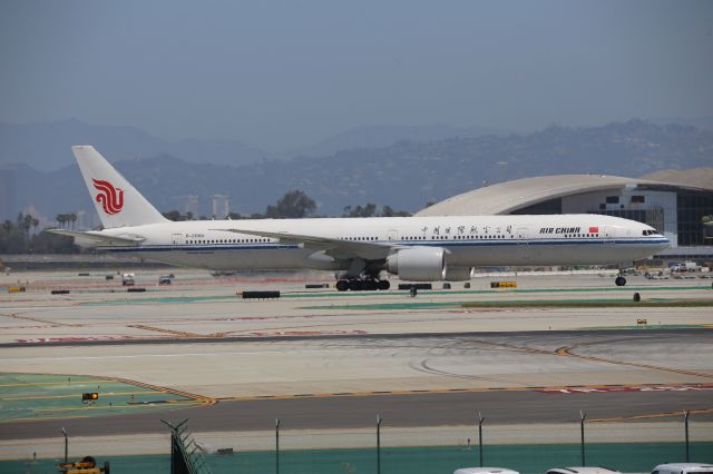 BOEING 777-300ER (B-2085)