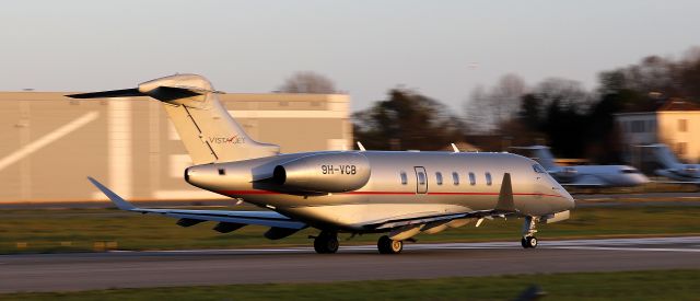 Canadair Challenger 350 (9H-VCB)