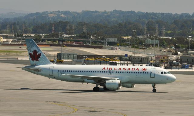 Airbus A320 (C-FDQQ) - Air Canada Airbus A320-211 C-FDQQ at San Francisco International Airport