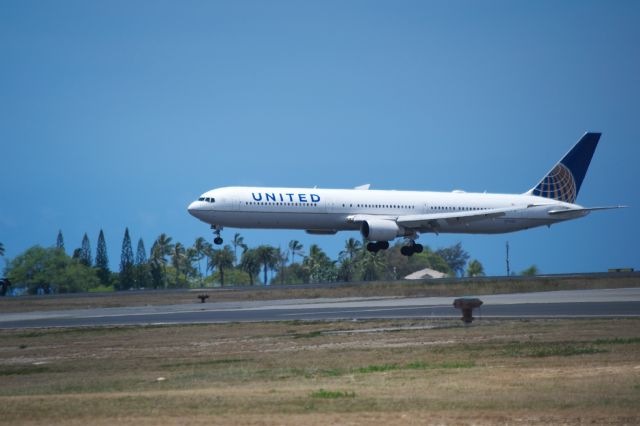 BOEING 767-400 (N76065) - A United 767-400 about to touch down on 8L in Honolulu from a long flight from Newark.  