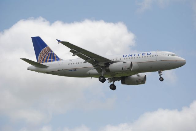 Airbus A319 (N889UA) - 5/25/2016: United 2006 Airbus A319-132 being ferried from Lake City Florida (LCQ) to Hobby Airport (KHOU). 