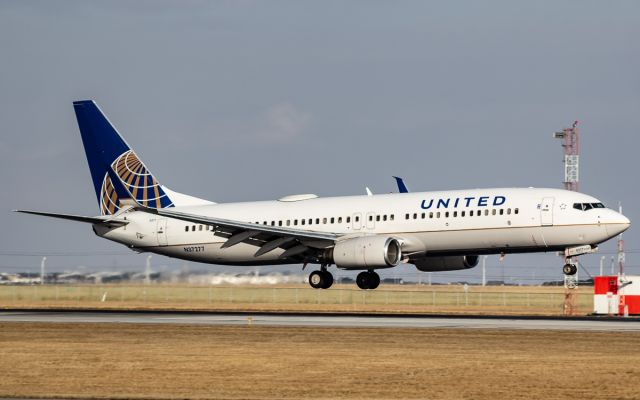 Boeing 737-800 (N37277)