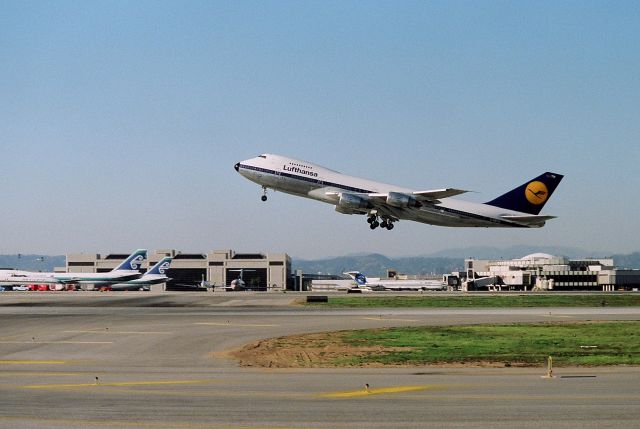 Boeing 747-200 (D-ABYW) - KLAX - March 1989 shows Lufthansa 747-200 departing runway 25R for Germany.
