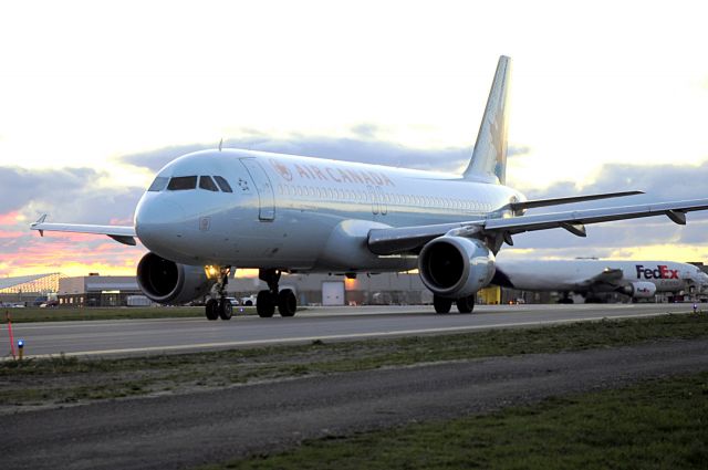 Airbus A320 (C-FTJS)