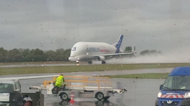 — — - BELUGA au départ de Nantes