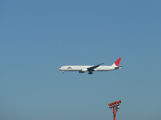 BOEING 777-300 —