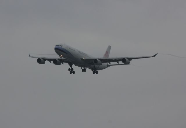 Airbus A340-300 (B-18806)