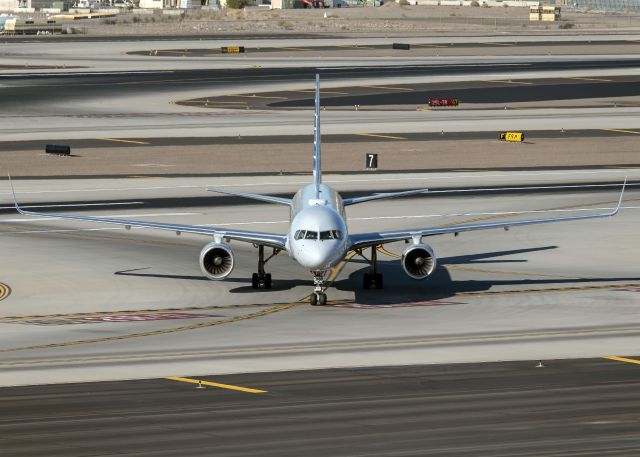 Boeing 757-200 (N200UU)