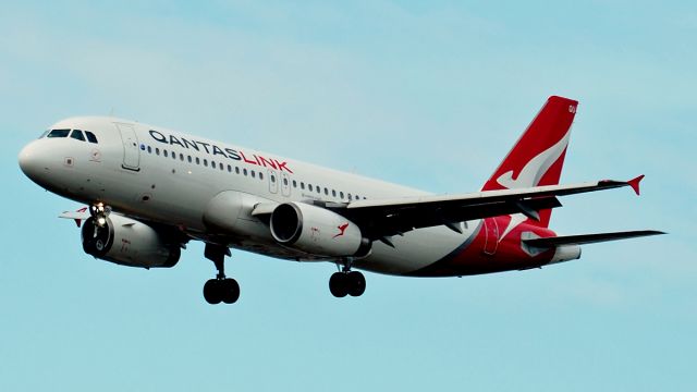 Airbus A320 (VH-VQU) - Airbus A320-200 cn2455. QantasLink VH-VQU River Red Gum YPPH 10th June 2020