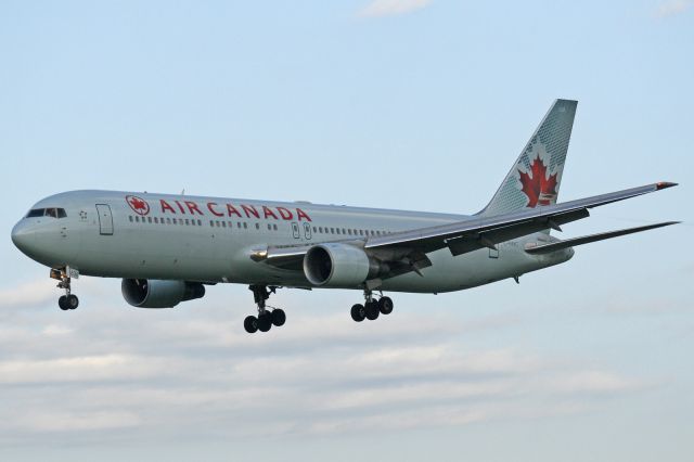 BOEING 767-300 (C-FMXC)