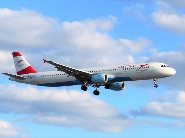 Airbus A321 (OE-LBC) - Austrian Airlines (OS) OE-LBC A321-111 [cn581]br /London Heathrow (LHR). Austrian Airlines flight OS455 from Vienna (VIE).br /Taken from Northern Perimeter Road (27R Approach)br /2013 08 11  a rel=nofollow href=http://alphayankee.smugmug.com/Airlines-and-Airliners-Portfolio/Airlines/EuropeanAirlineshttps://alphayankee.smugmug.com/Airlines-and-Airliners-Portfolio/Airlines/EuropeanAirlines/a