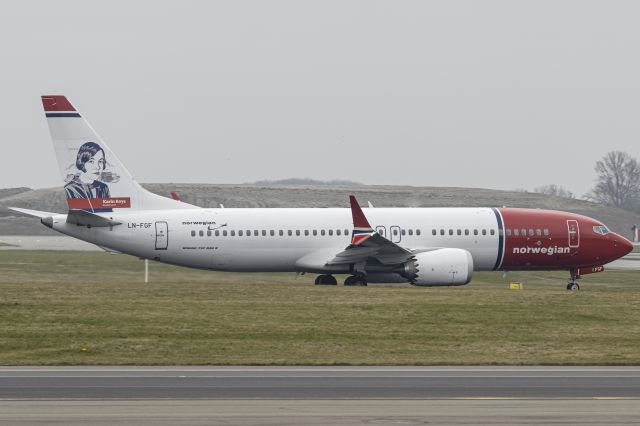 Boeing 737-700 (LN-FGF) - West of runway R22