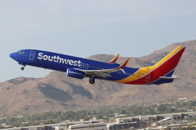 Boeing 737-800 (N8668A)
