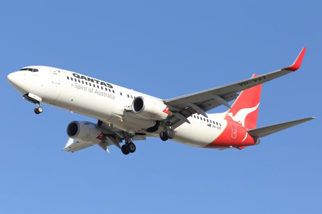 Boeing 737-800 (VH-VXT) - Qantas B738-800, christened "Townsville", approaches her namesake city.