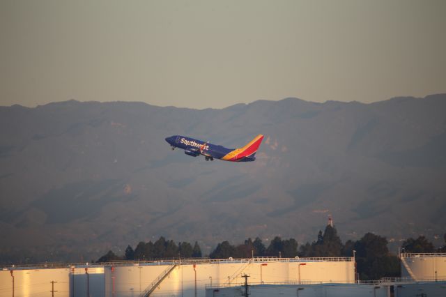 Boeing 737-700 (N7869A)