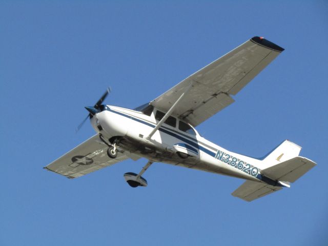 Cessna Skyhawk (N3862Q) - Executing a go-around.